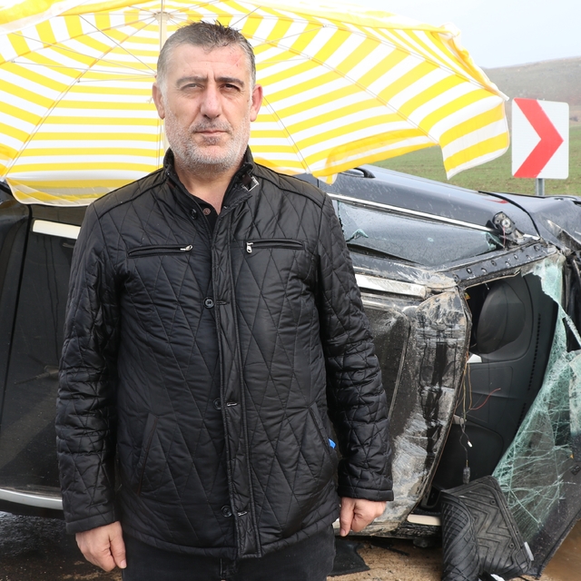 Takla atan araçtan emniyet kemeri sayesinde yara almadan kurtuldu