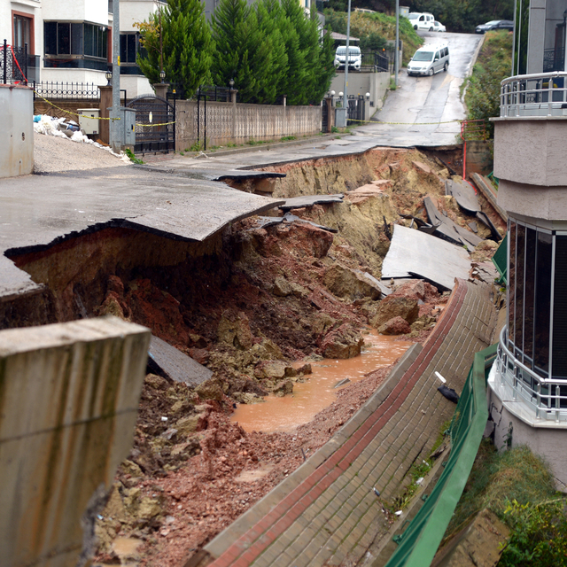 Bursa'da çöken yol, yağıştan sonra yeniden yapılacak