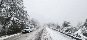 Kar yağışı Orhaneli-Bursa kara yolunda ulaşımda aksamalara neden oluyor