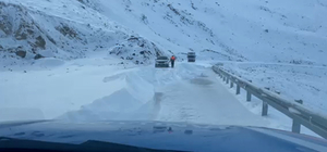 Bayburt'ta karda mahsur kalan sürücü kurtarıldı