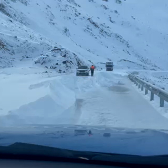 Bayburt'ta karda mahsur kalan sürücü kurtarıldı