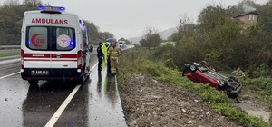 Bartın'da devrilen hafif ticari araçtaki 2 kişi yaralandı