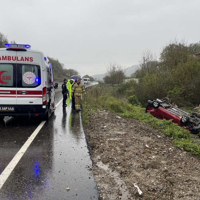 Bartın'da devrilen hafif ticari araçtaki 2 kişi yaralandı