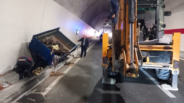 Eceabat'taki T4 tünelinde meydana gelen kazada 2 kişi yaralandı