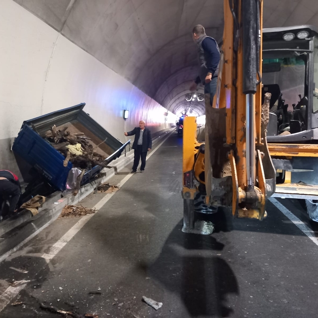 Eceabat'taki T4 tünelinde meydana gelen kazada 2 kişi yaralandı