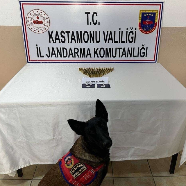 Kastamonu'da uyuşturucu ve ruhsatsız silahlarla yakalanan 3 şüpheli gözaltı...