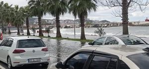 Dev dalgalar, Karadeniz Sahil Yolu'na ulaştı