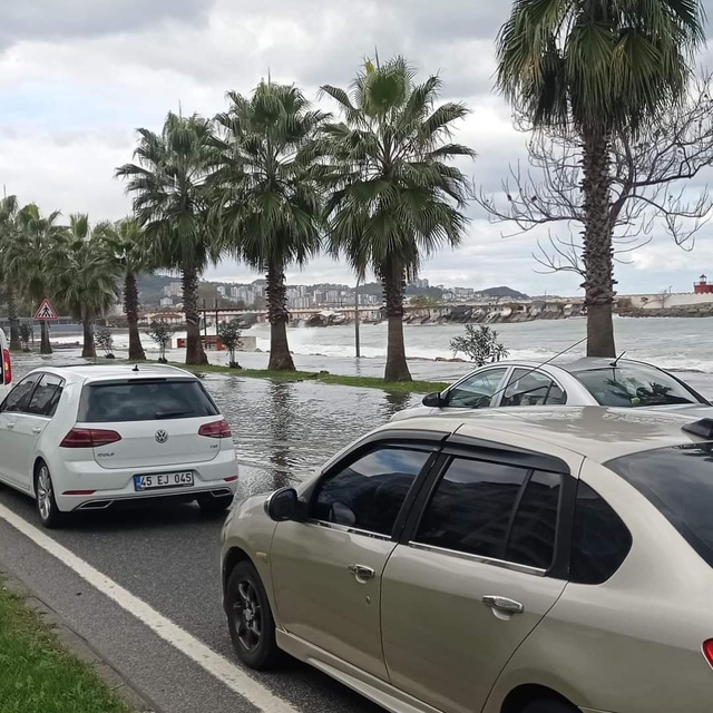 Dev dalgalar, Karadeniz Sahil Yolu'na ulaştı