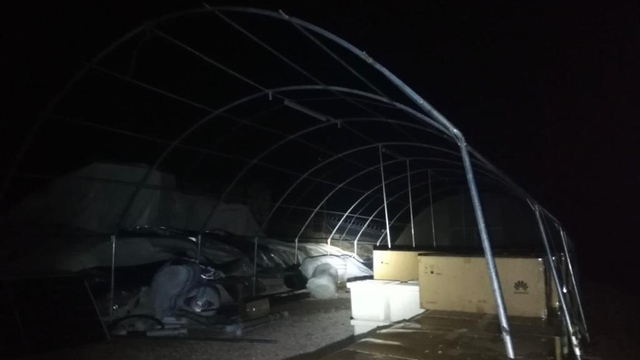 Siirt'te fırtına nedeniyle güneş enerjisi panelinin düştüğü konteynerde 2 işçi yaralandı