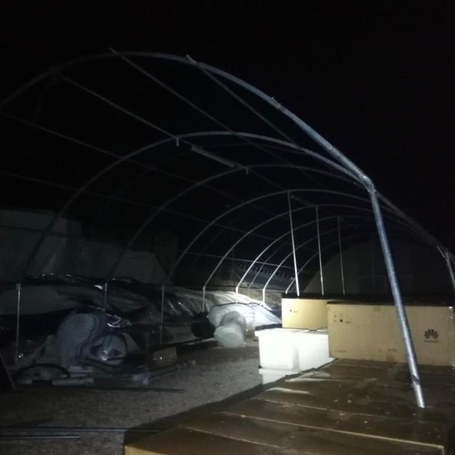 Siirt'te fırtına nedeniyle güneş enerjisi panelinin düştüğü konteynerde 2 i...