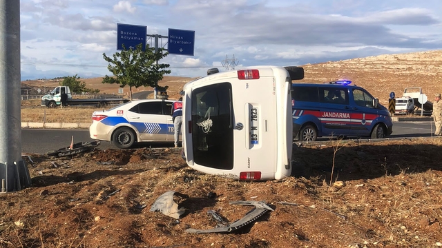 Şanlıurfa'da otomobil ile hafif ticari aracın çarpıştığı kazada 1 kişi öldü, 3 kişi yaralandı