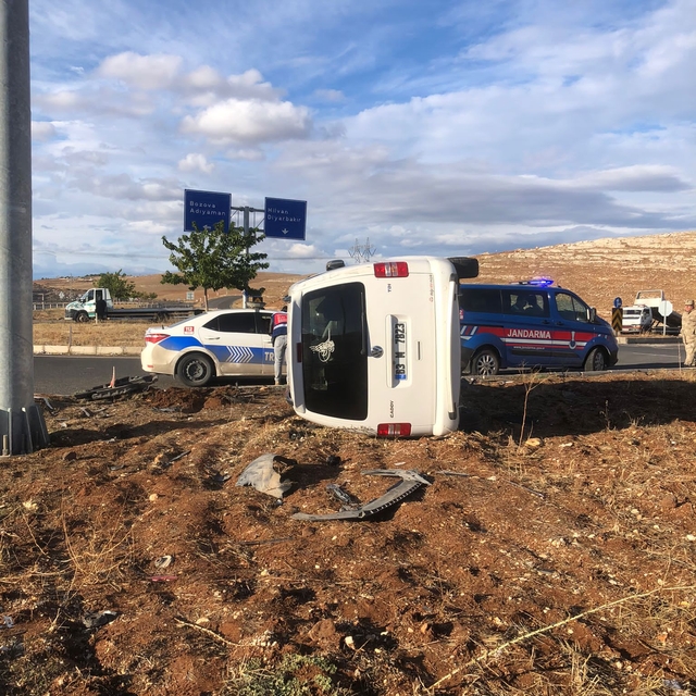Şanlıurfa'da otomobil ile hafif ticari aracın çarpıştığı kazada 1 kişi öldü...