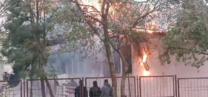 Okul çatısında yangın; 300 öğrenci tahliye edildi