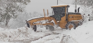 Kastamonu'da ekipler, yüksek kesimlerdeki yollarda kar temizleme çalışması yapıyor