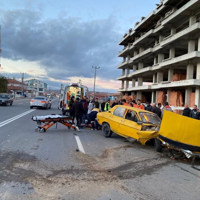 Çorum'da çarpışan iki otomobildeki 3 kişi yaralandı