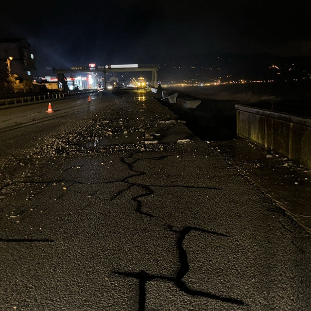 Giresun'da, dalgalar nedeniyle kara yolunda çökme meydana geldi