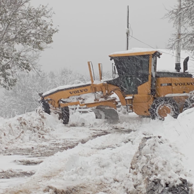 Kastamonu'da ekipler, yüksek kesimlerdeki yollarda kar temizleme çalışması...