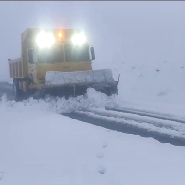 Elazığ'da kar ve tipi nedeniyle yolda kalan araçlar kurtarıldı