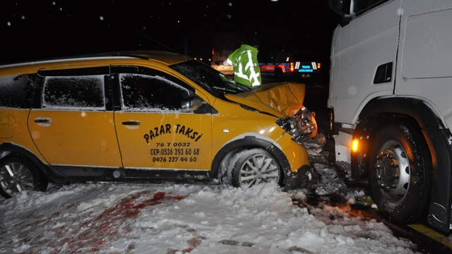 Kars´ta kar esareti; çok sayıda araç buzlanma nedeniyle yolda mahsur kaldı