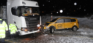 Kars'ta taksi ile tırın çarpışması sonucu 1 kişi öldü, 3 kişi yaralandı