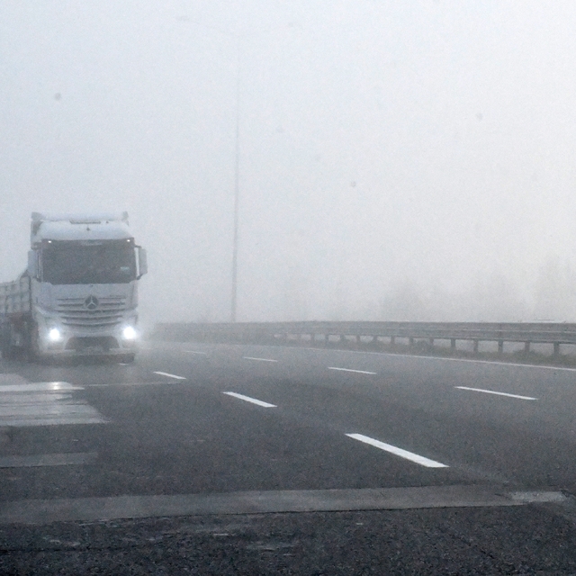 Düzce'de sis görüş mesafesini azalttı