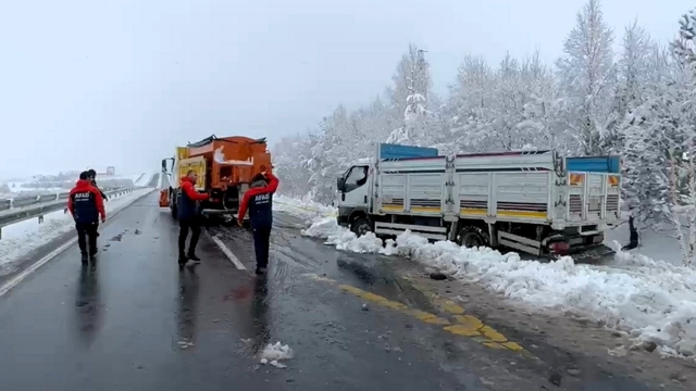 Ardahan'da kar yağdı, kaldırımlar buz tuttu, okullar tatil edildi
