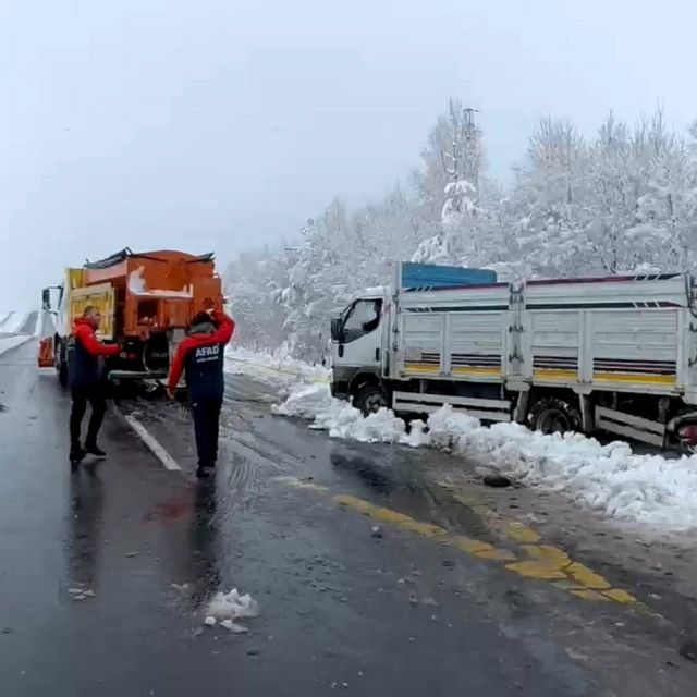 Ardahan'da kar yağdı, kaldırımlar buz tuttu, okullar tatil edildi