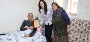 Özvatan Kaymakamı Kurt'tan emekli memura teşekkür plaketi