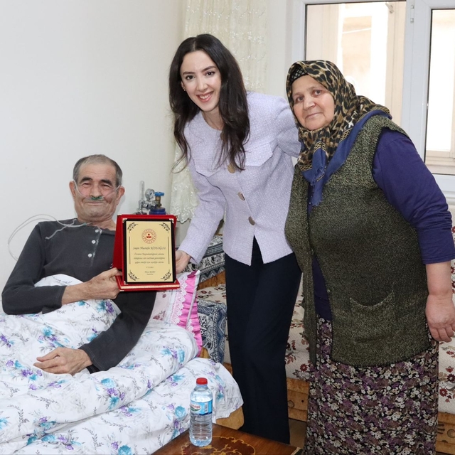 Özvatan Kaymakamı Kurt'tan emekli memura teşekkür plaketi