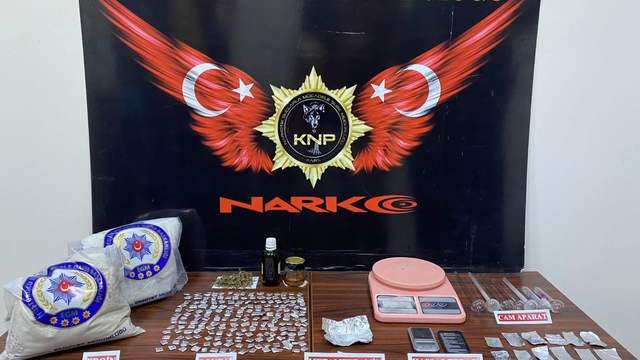 Kars'a kargoyla gönderilen uyuşturucuyu narkotik köpeği "Daxo" tespit etti