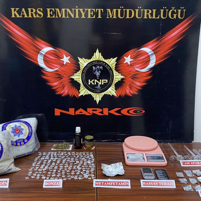 Kars'a kargoyla gönderilen uyuşturucuyu narkotik köpeği "Daxo" tespit etti