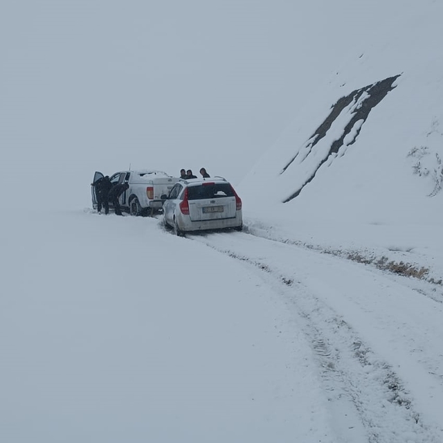 Siirt'te karda mahsur kalan vatandaşlar kurtarıldı