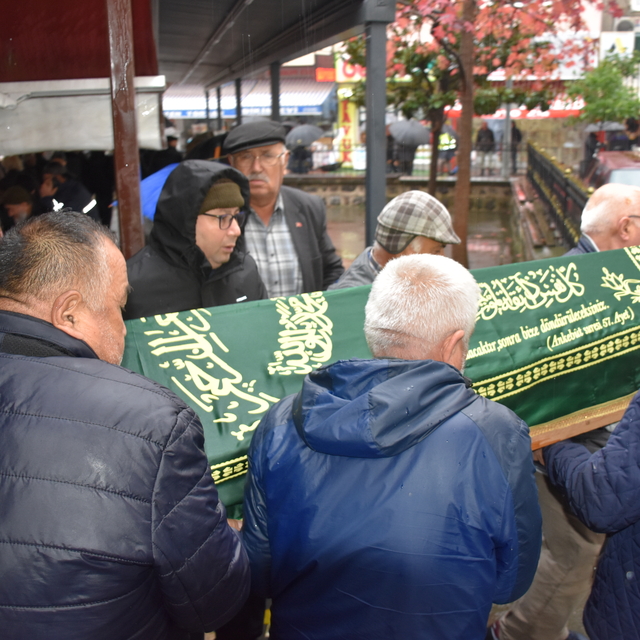 Zonguldak'taki gemi kazasında ölen denizcinin cenazesi Giresun'da toprağa v...