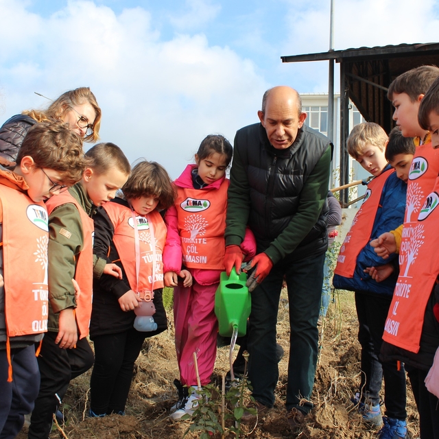 Edirne'de Cumhuriyet'in 100. yılı dolayısıyla 100'er çam fidanı ve gül diki...