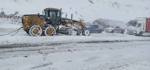 Erzurum'da jandarma ekipleri, karda mahsur kalan hastaları kurtardı