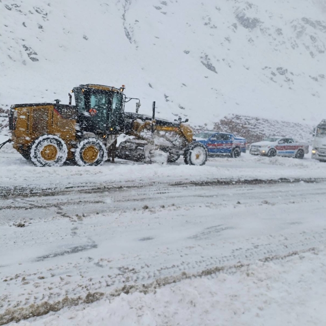 Erzurum'da jandarma ekipleri, karda mahsur kalan hastaları kurtardı