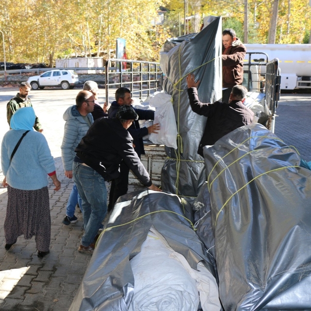 Adana'da besicilere yaşam çadırı desteği yapıldı