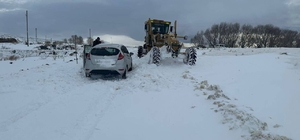 Kars'ta kapalı köy yolunda mahsur kalan 3 kişi kurtarıldı