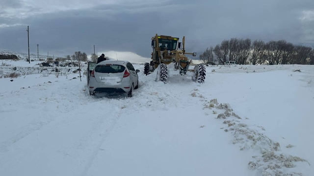 Kars'ta kapalı köy yolunda mahsur kalan 3 kişi kurtarıldı