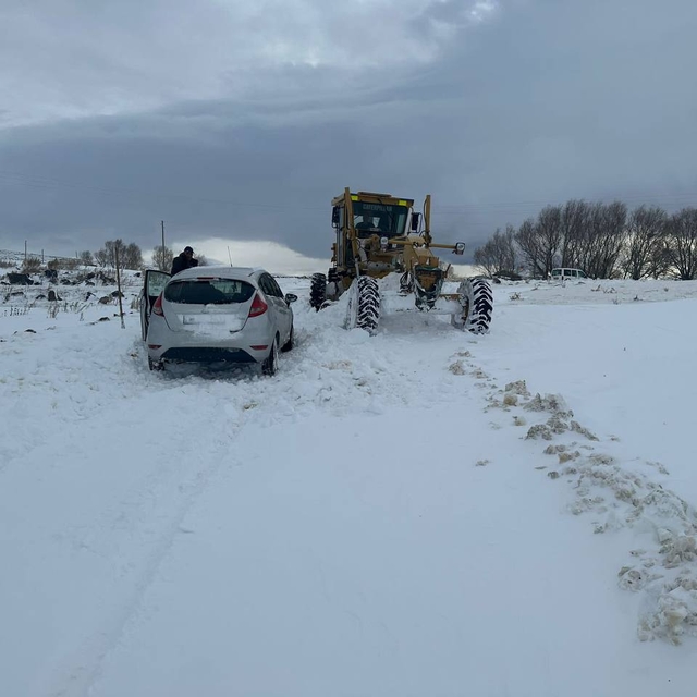 Kars'ta kapalı köy yolunda mahsur kalan 3 kişi kurtarıldı
