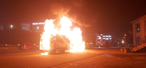 D-100 karayolunda servis minibüsü alev alev yandı