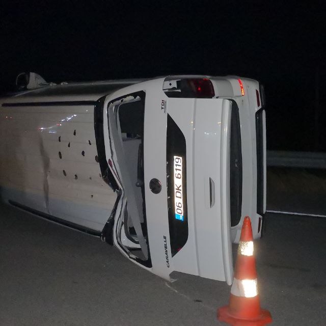 Çorum'da minibüsle otomobilin çarpışması sonucu 3 kişi yaralandı