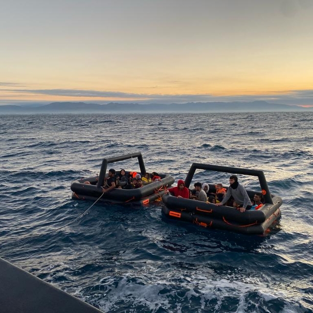 İzmir'de 37 düzensiz göçmen kurtarıldı, 14 düzensiz göçmen yakalandı