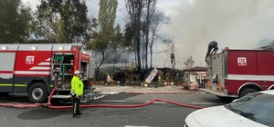 İzmir'de çıkan yangında bir restoran kullanılmaz hale geldi
