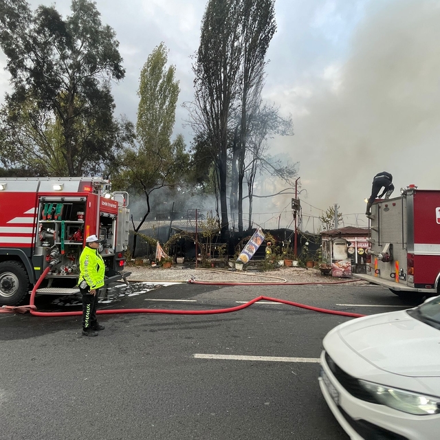 İzmir'de çıkan yangında bir restoran kullanılmaz hale geldi
