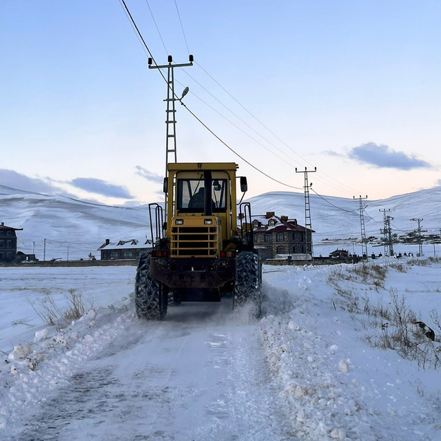 Ardahan'da yolu kardan kapanan köydeki hastalar ekiplerin çalışmasıyla hast...