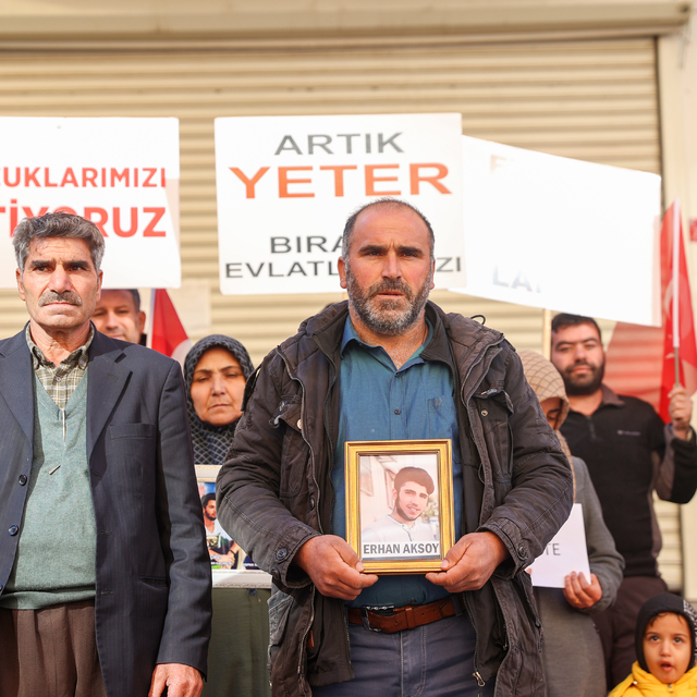 Diyarbakır annelerinin evlat nöbetine bir aile daha katıldı