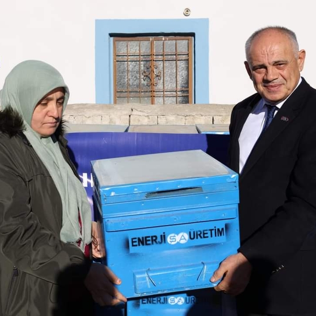 Yahyalı'da 15 kadın üreticiye 75 arı kovanı dağıtıldı