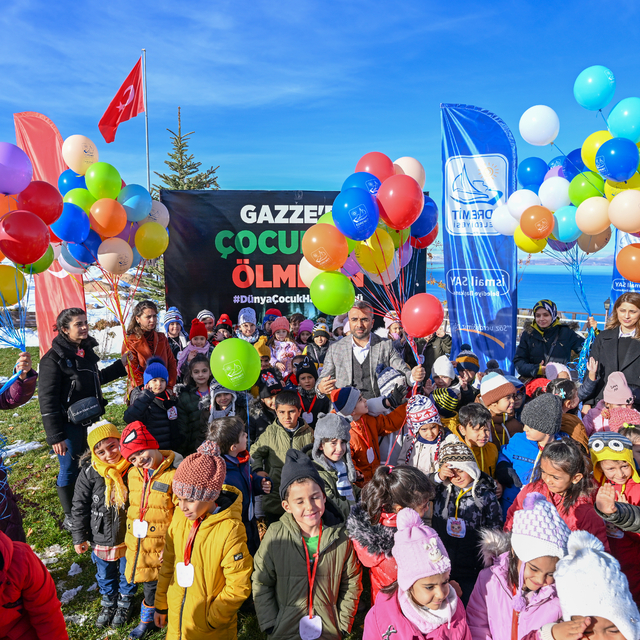 Vanlı çocuklar, hayatını kaybeden Filistinli akranları için gökyüzüne balon...