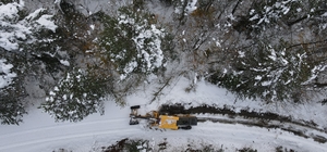 Kastamonu'da ekiplerin kapalı köy yollarını açmak için mesaisi sürüyor